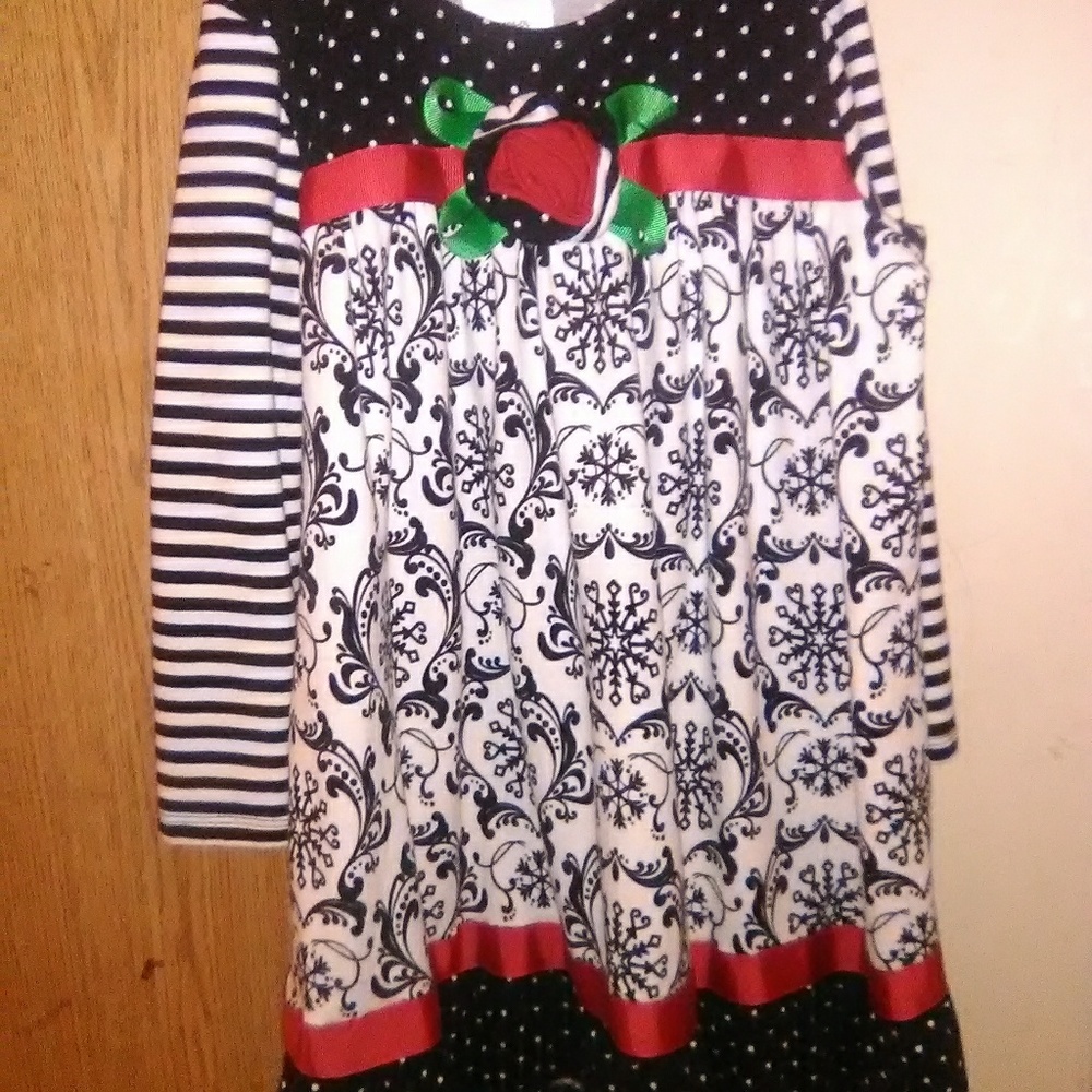 4t dress with flower never worw no tags